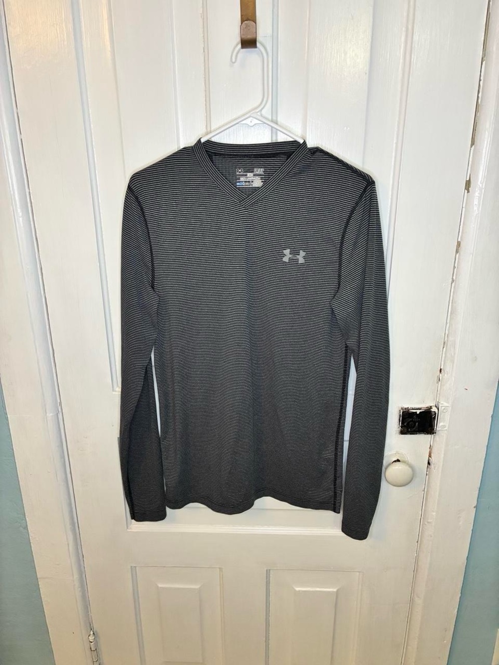 Under Armour Women’s Cool Gear Long Sleeve V-Neck Performance Shirt - Small